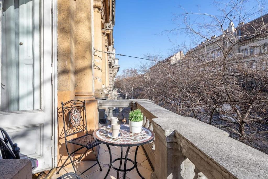 Jozsef-Corvin Central Boedapest Buitenkant foto